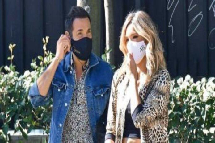 Marta Riesco espera al costat d'Antonio David Flores per a entrar en directe Marta Riesco espera al costat d'Antonio David Flores per a entrar en directe