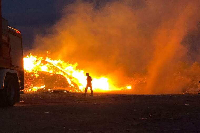 Extingeixen un complicat incendi de restes de fusta en una empresa de l'Alcoraya