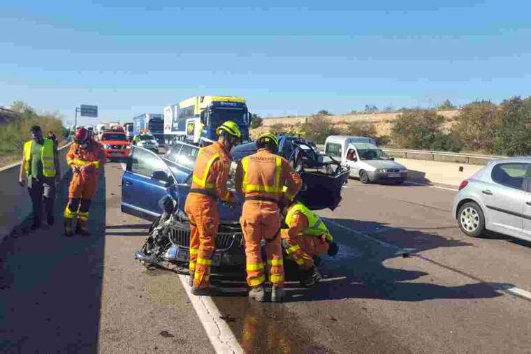 Els bombers intervenen en dos accident de trànsit amb camions en l'A-7