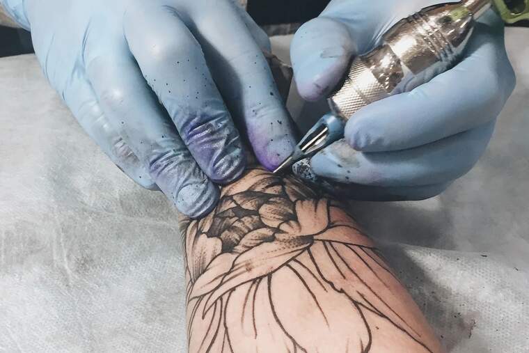 Una dona s'enfada i penedeix després d'acceptar que li tatuen gratis el braç