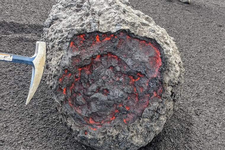 Així roda una bomba de lava pel volcà de la Palma