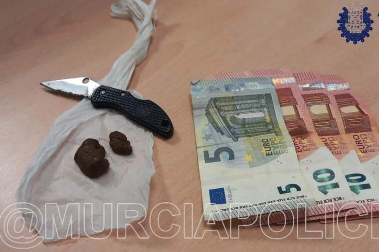 La confiscació de droga de la Policia de Múrcia que deslliga les mofes en Twitter: 