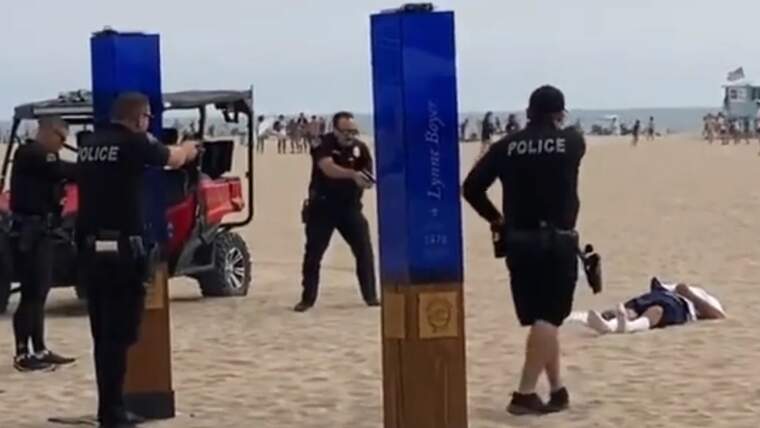 Policies maten a tirs a un home en un campionat de surf a la platja de Huntington Beach