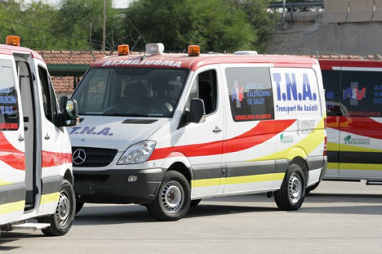 Imagen de archivo de unas ambulancias de Valencia.