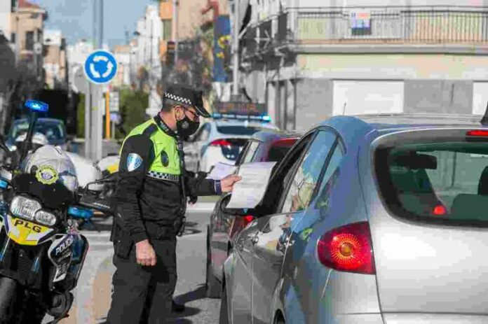 Els agents han sancionat a més d'un centenar de persones per incomplir les normes