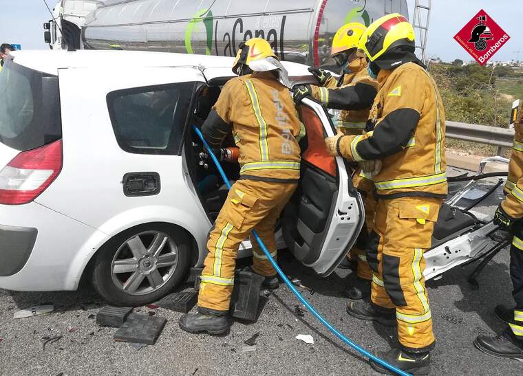 Els bombers intervenint en un accident entre un camiÃ³ cisterna i un cotxe en l'A-7