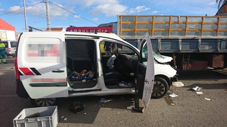 Estat en què ha quedat la furgoneta després de l'accident en el bulevard de Cullera