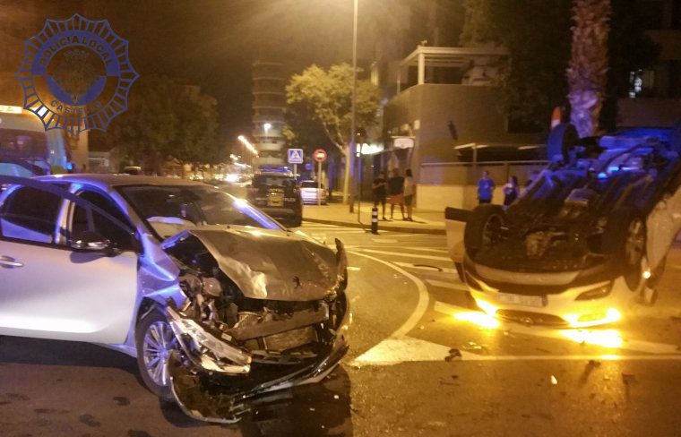 Aparatós accident entre dos turismes en una via principal del centre de Castelló