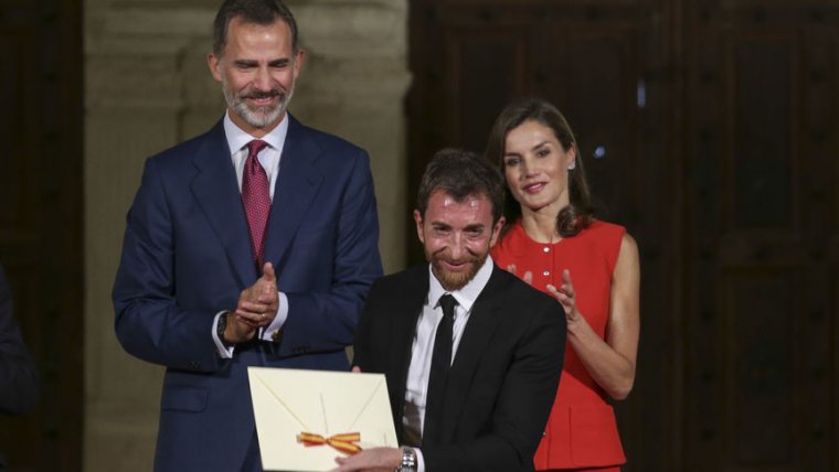 Pablo Motos recibiendo su galardón durante la entrega de los Premios Nacionales de Cultura