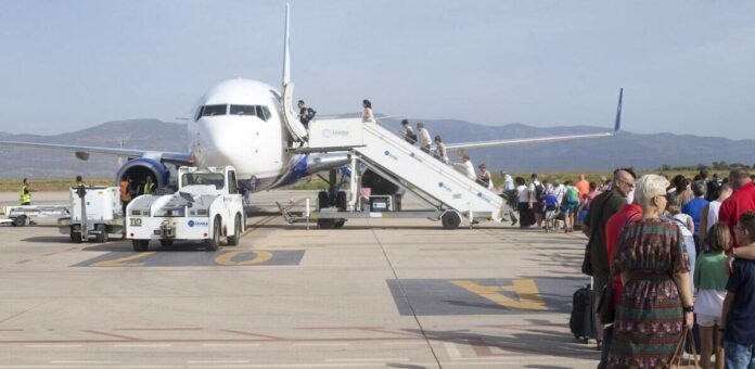 Un grup de persones pujant a un avió a l'aeroport de Castelló