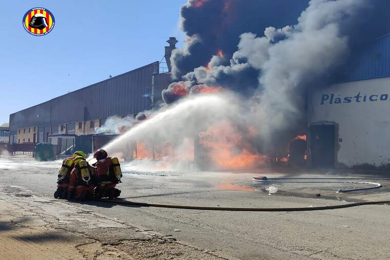 Gran incendi en una nau industrial a Alcàsser