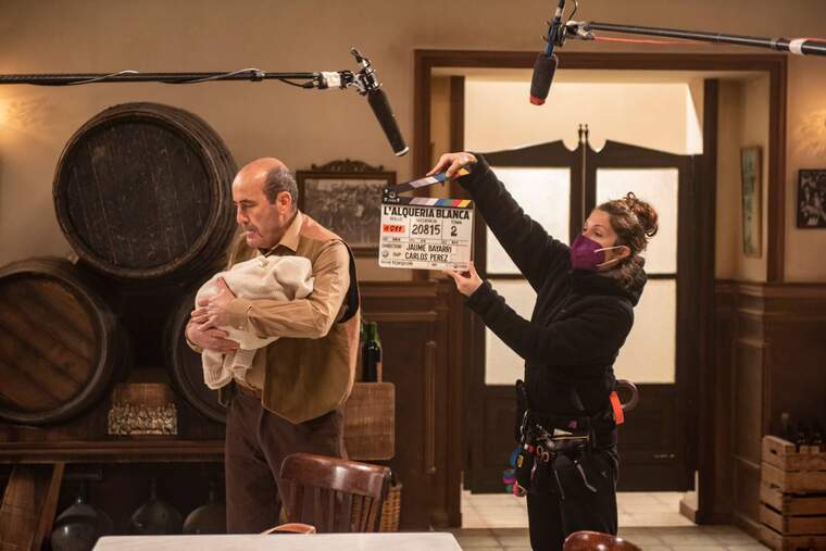 Un ajudant mostra la plaqueta de l'Alqueria Blanca abans de rodar una escena
