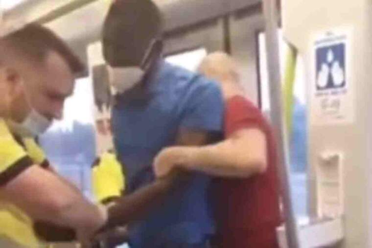 Imatge del vídeo de l'arrest del passatger negre