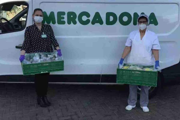 Representants de Mercadona i del Menjador Municipal de Castelló durant una de les donacions
