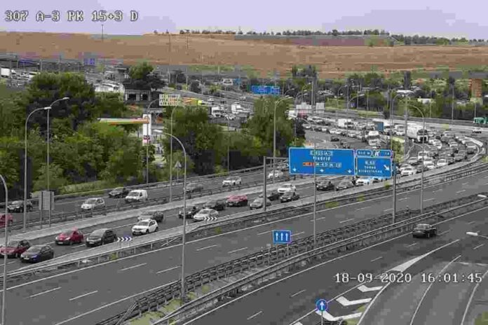 Diversos quilòmetres d'embussos a les sortides de Madrid