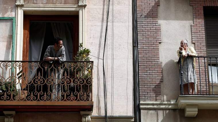 El confinament de tot el país ha omplert els balcons de les cases de persones