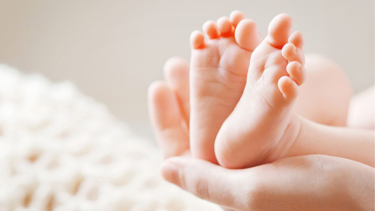 Los dos bebés fallecieron tras dar su madre a luz a escondidads en un baño