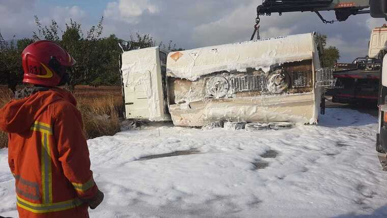 El camió bolcat en la Llosa de Ranes després de l'actuació dels bombers, abans de retirar-lo