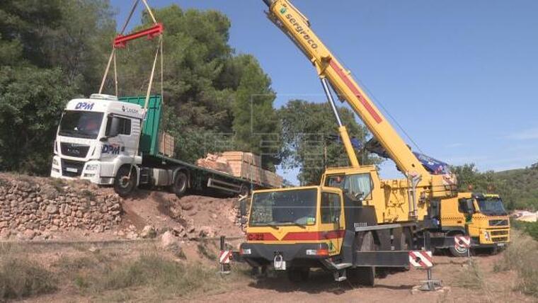 Les grues treballen per a rescatar el camió d'Algar