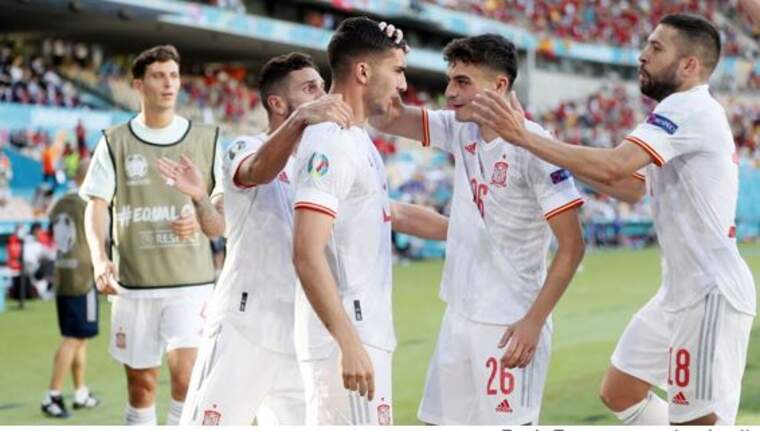 La Selecció Espanyola de Futbol celebra el gol de Ferrán Torres