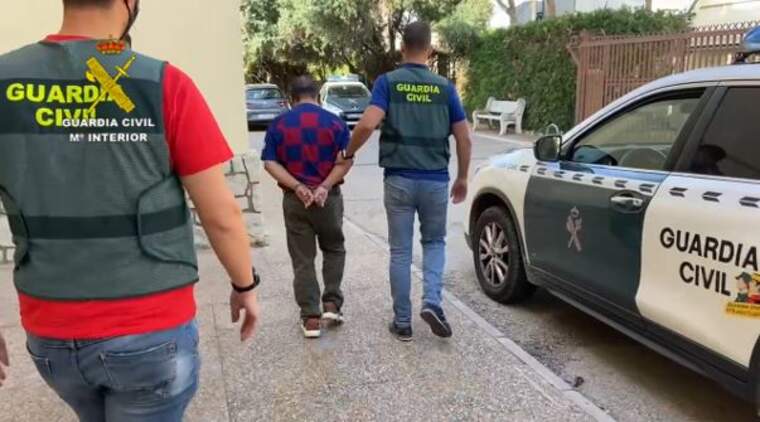 Dos guardies civil amb un detingut