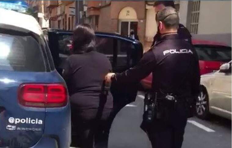 La policia deté a una dona per maltractament domèstic a la seua àvia