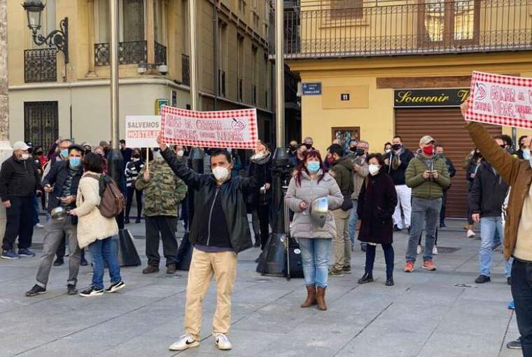 Hostalers manifestant-se per les restriccions durant la pandèmia
