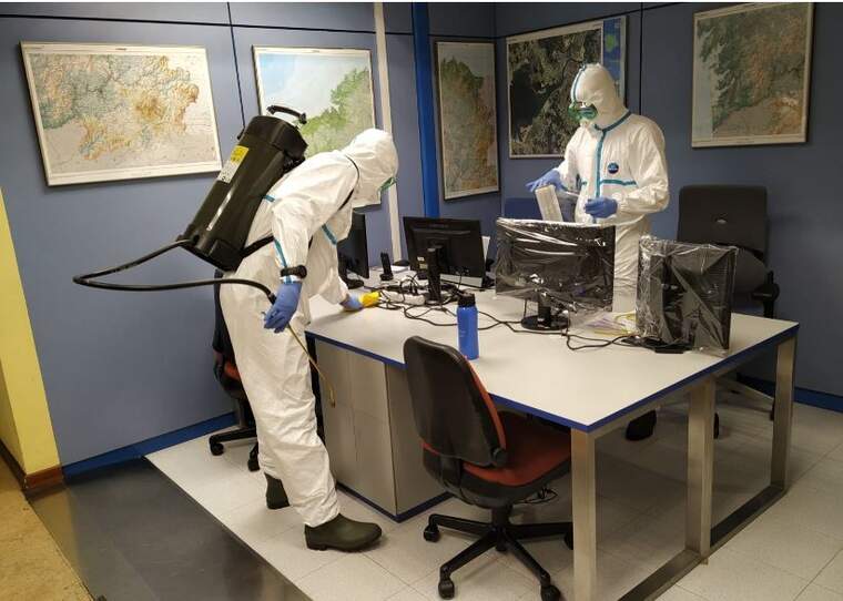 Treballadors desinfectant contra el coronavirus