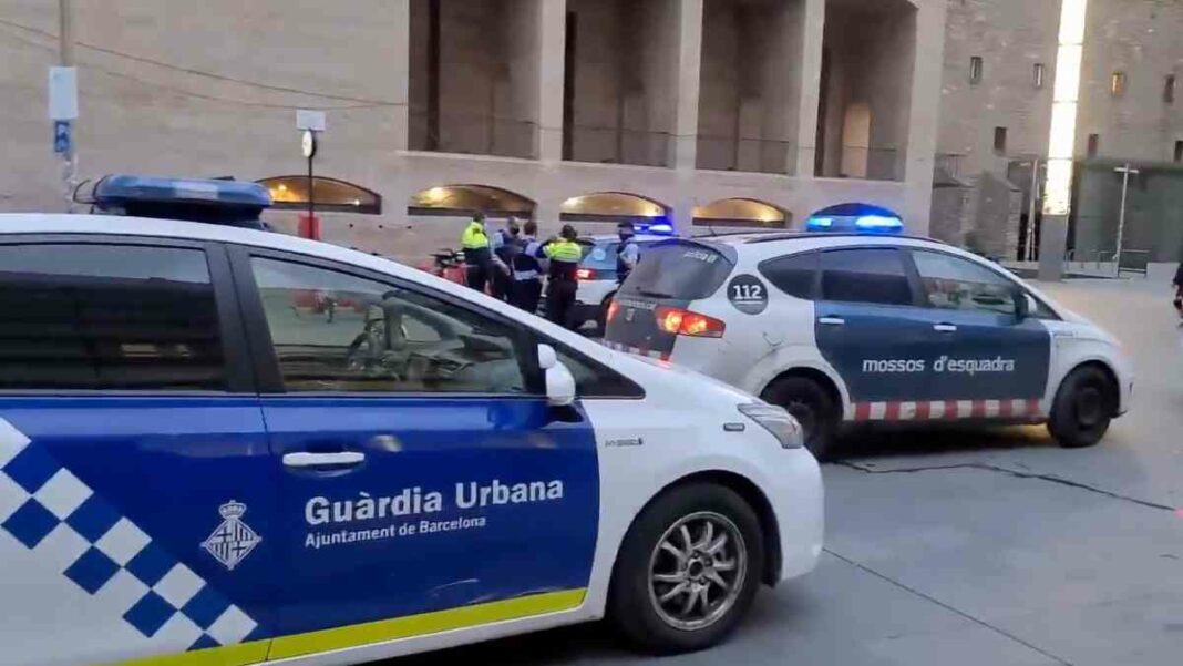 Imatge del dispositiu policial a la plaça dels Àngels de Barcelona