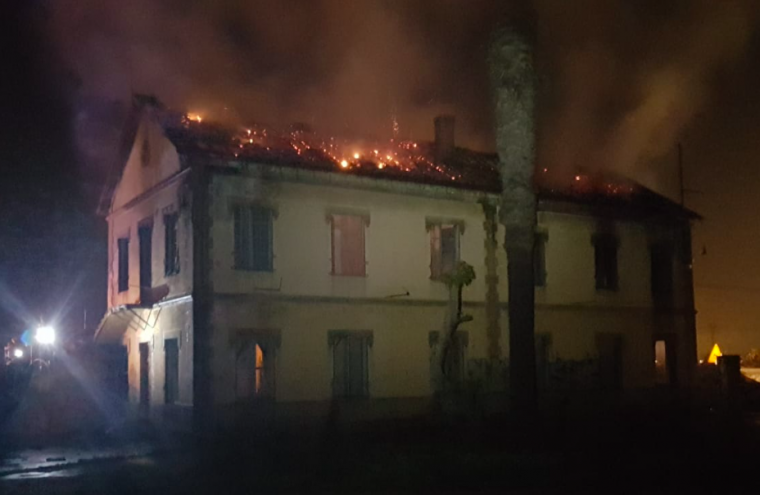 Incendi d'un habitatge abandonat en la CV-50, en terme d'Alzira