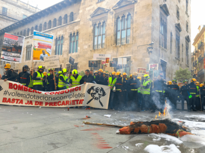 Bombers cremen un ninot amb la cara d'un directiu del Consorci de València Bombers cremen un ninot amb la cara d'un directiu del Consorci de València