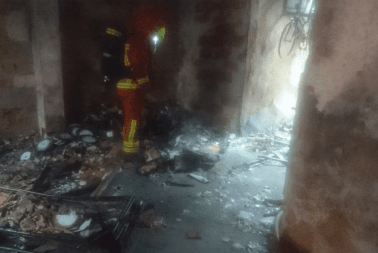 Una anciana patix cremades en la cara i una mà en l'incendi del seu habitatge a LlaurÃ