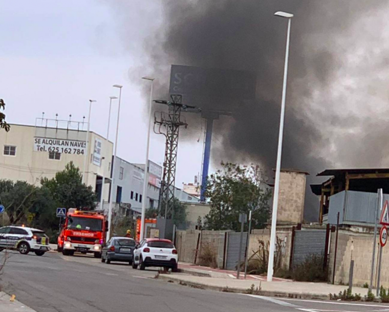 Un incendi crema una planta de reciclatge a Sant Antoni de Benaixeve