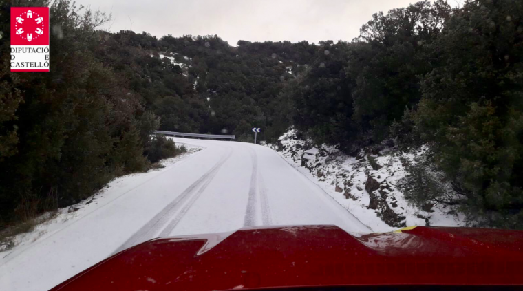 Mobilitzen màquines llevaneu en el nord de Castelló per gel i neu