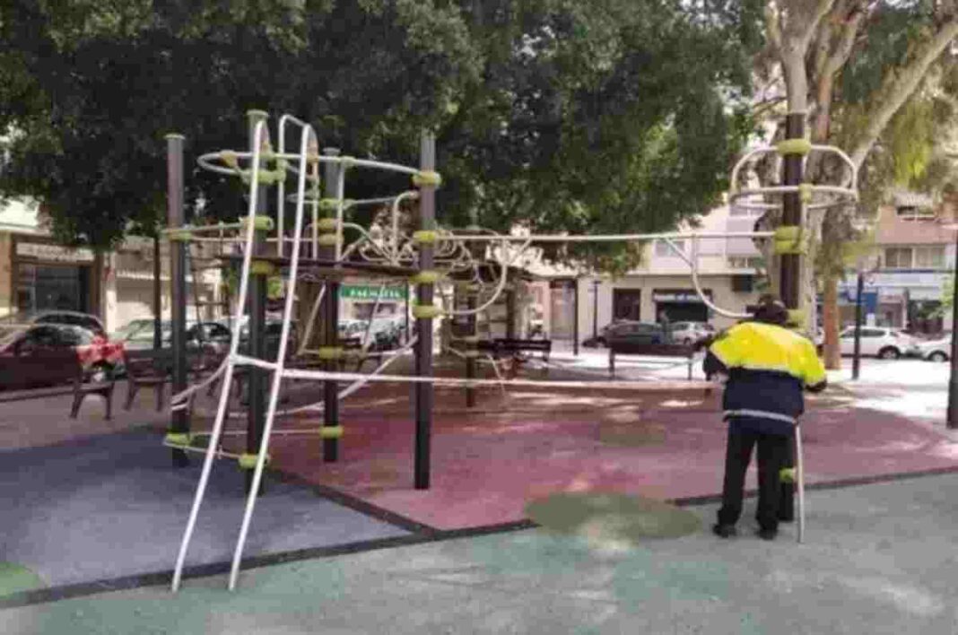 La Policia tanca parcs infantils i intensifica controls d'aforament en comerços i hostaleria