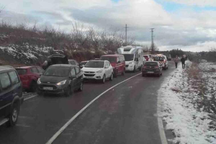 Col·lapse de cotxes per anar a vore la neu en Catí