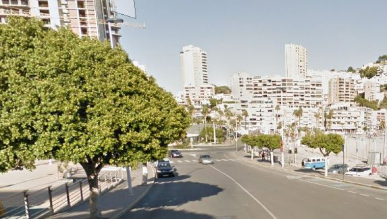 El carrer de Tramuntana de la Vila Joiosa, a on confluïxen les cales de la Vila, Finestrat i Benidorm