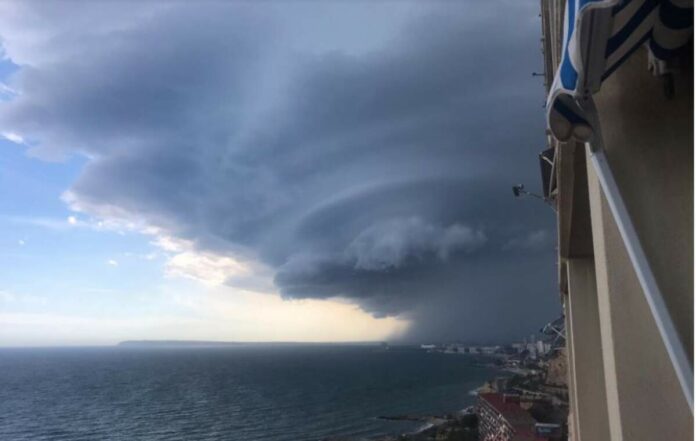 Moments previs a la tempesta intensa (Imatge presa per @ AsierDS94)