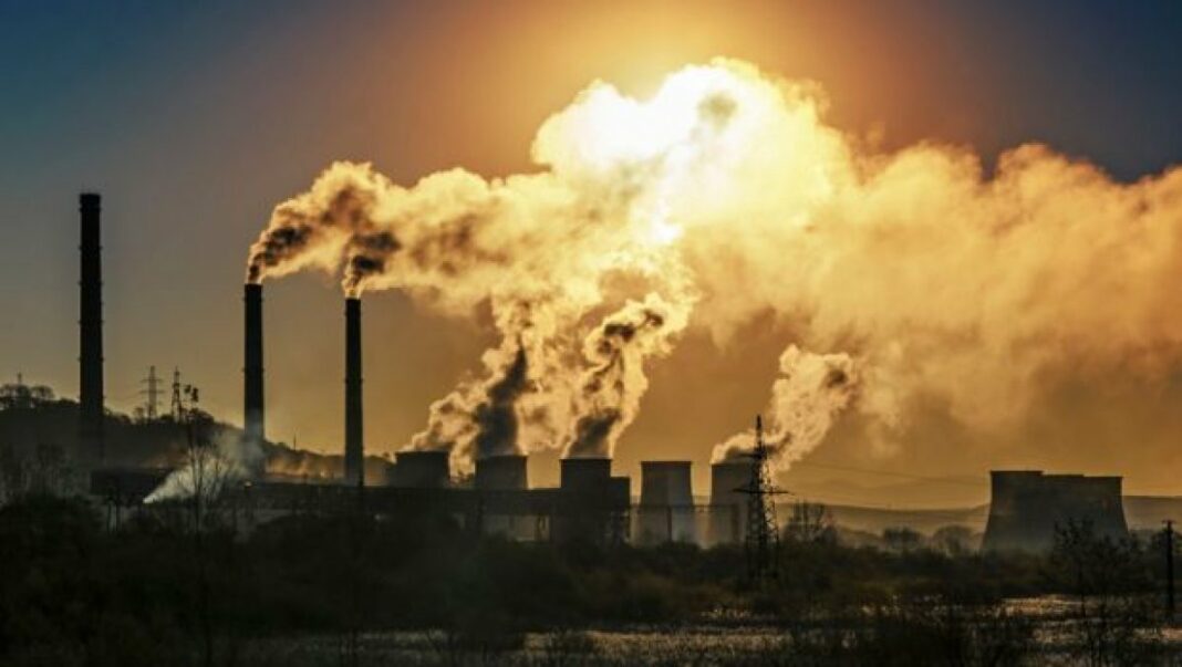 La contaminació de les indústries és una de les principals causants del forat de la capa d'ozó
