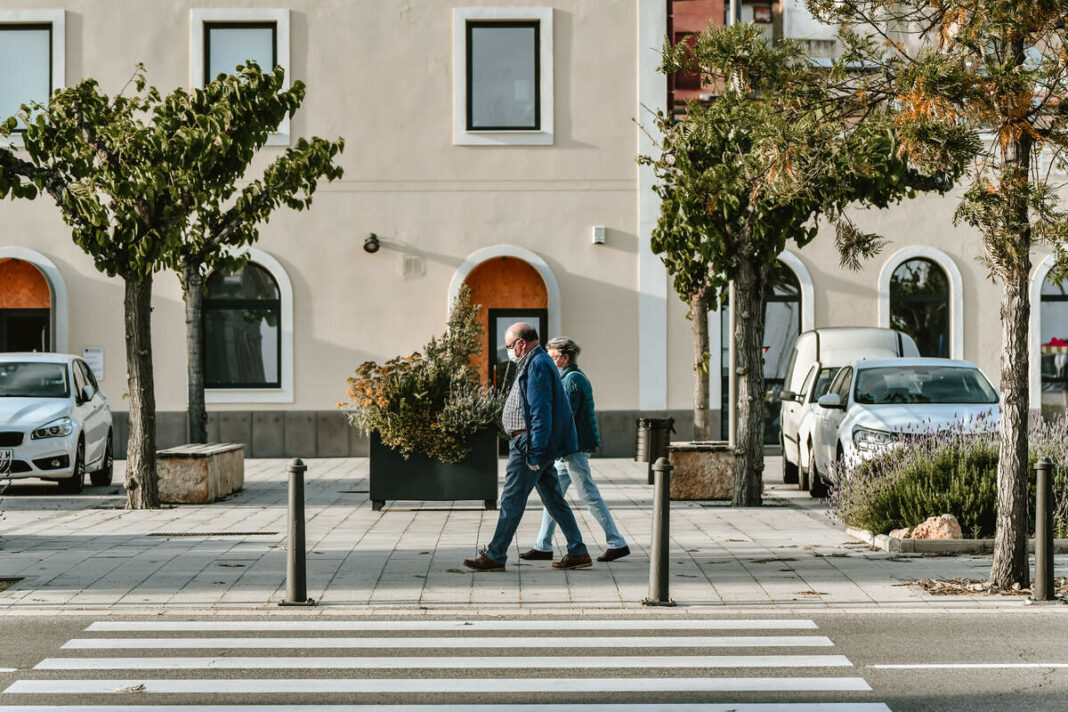 Dues persones passegen amb mascareta a Tarragona.