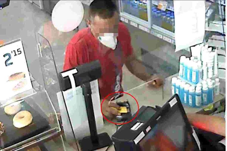 L'home ha sigut identificat gràcies a les càmeres de seguretat dels establiments en els que havia comprat amb els targetes furtades