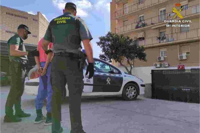 Imatge de la detenció del responsable Imatge de la detenció del responsable