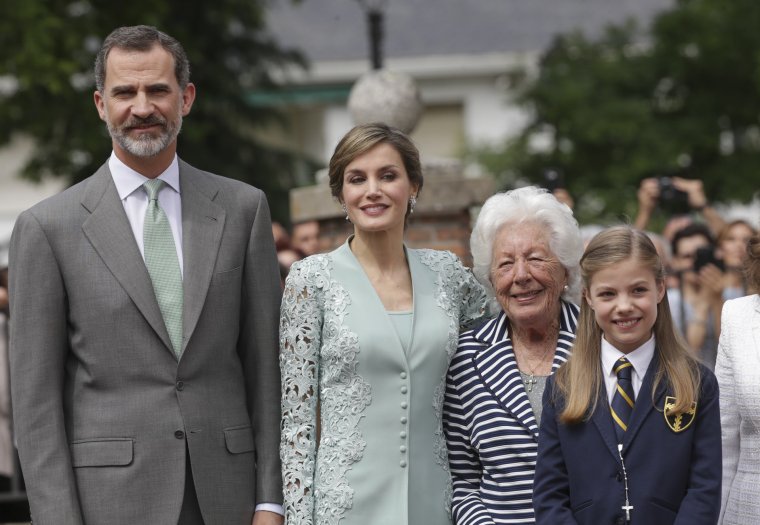 La abuela de la reina junto a los reyes y la infanta Sofía