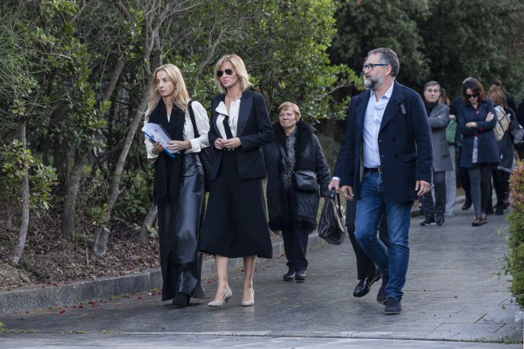 Susanna Griso y sus familiares en el funeral de su madre