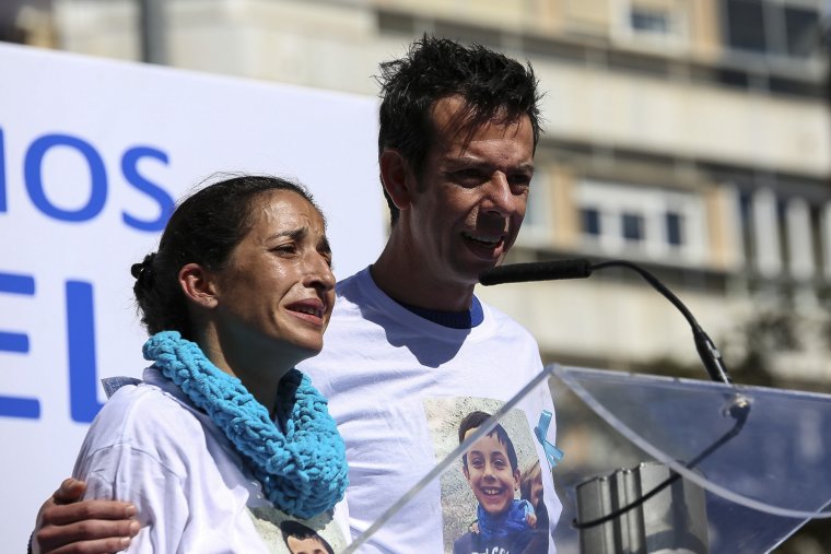 Los padres de Gabriel Cruz en la concentración celebrada en Puerta de Purchena, Almería