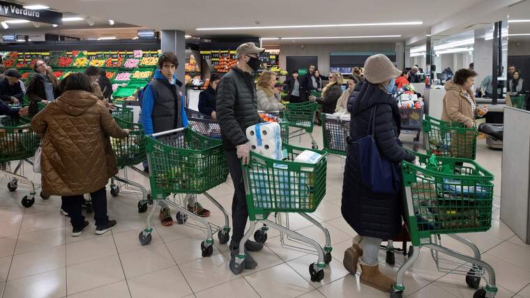 El coronavirus causa importants inconvenients als supermercats