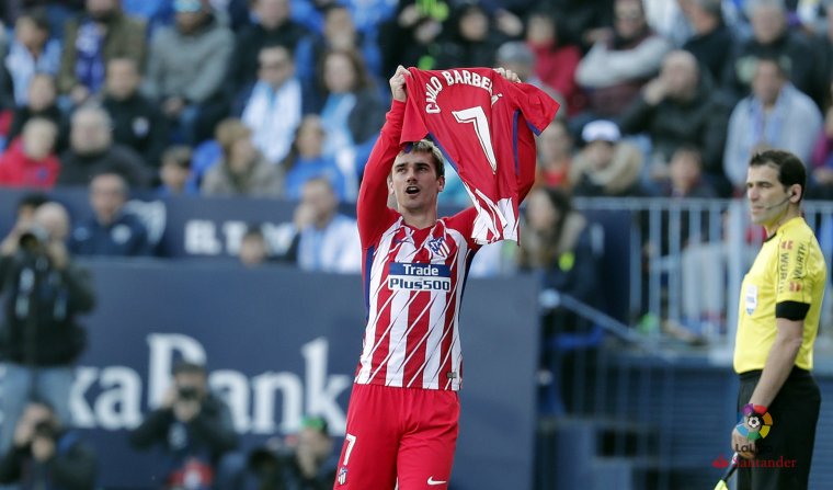 Imatge del moment en el qual Griezzman celebra el seu gol amb la camiseta de Nacho Barberá