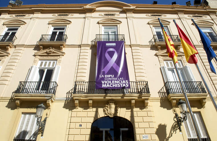 Edifici Diputació de València amb un cartell contra la violència de gènere