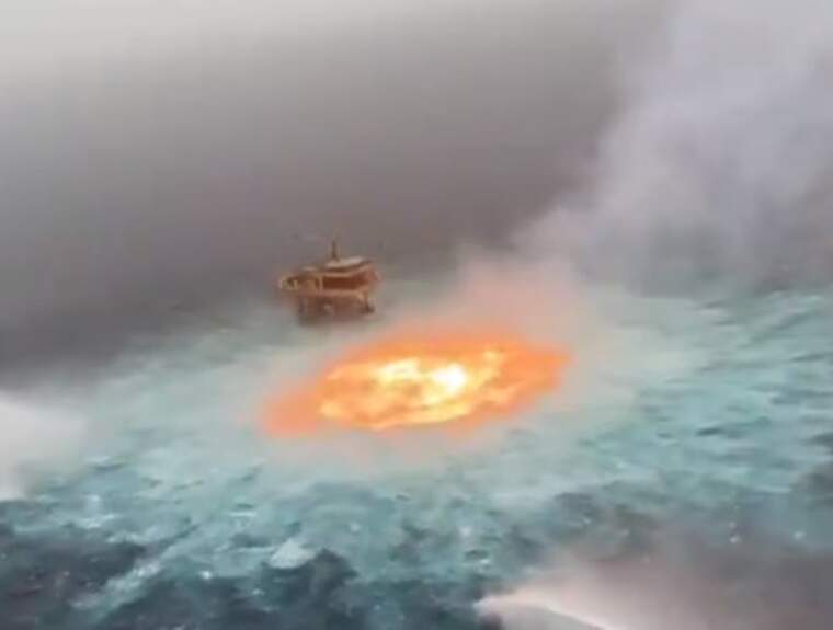 Espectacular incendi en un gasoducte submarí a Mèxic