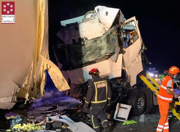 Imatge de l'accident entre dos camions a Alcalà de Xivert